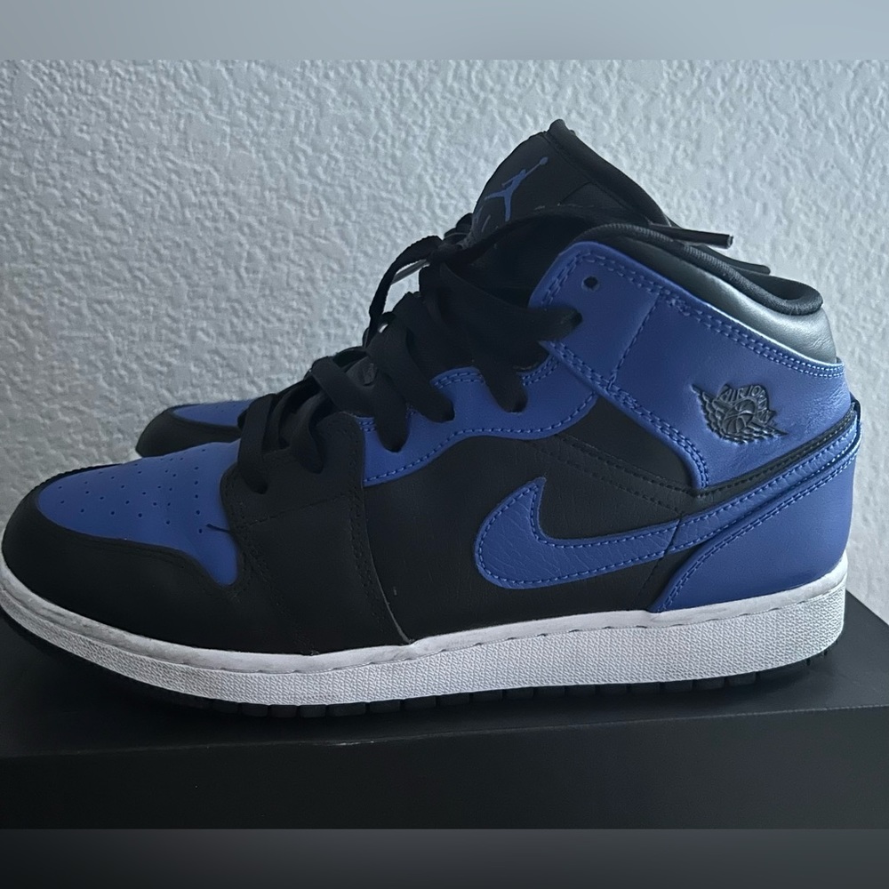 Youth unisex’s Jordan 1 mid royal blue size 7 slightly used in good condition.